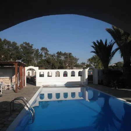 Clio Apartahotel Perissa (Santorini)